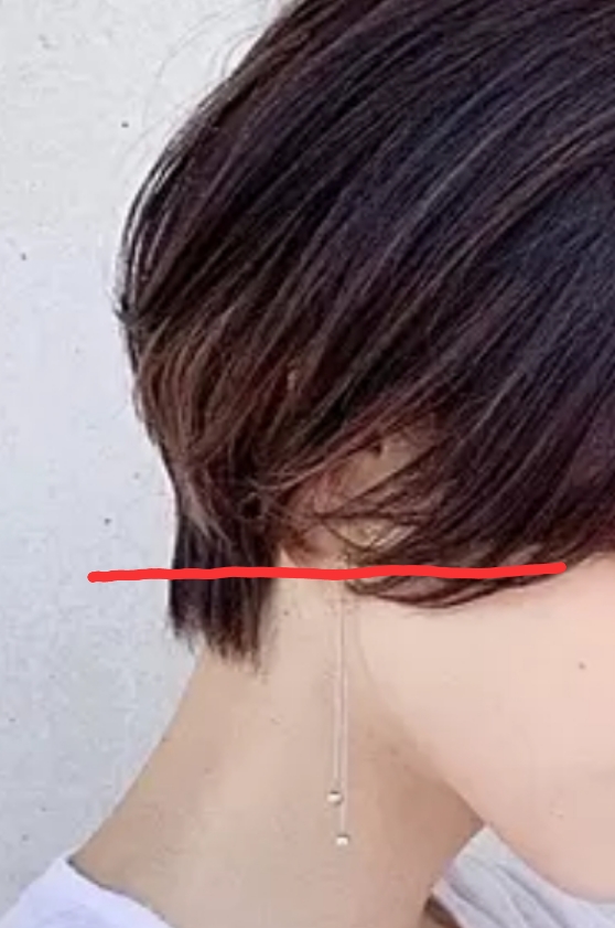 横向きヘアスタイル耳下に赤線
